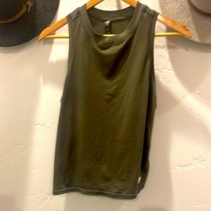 Forest green Vuori athletic top size small